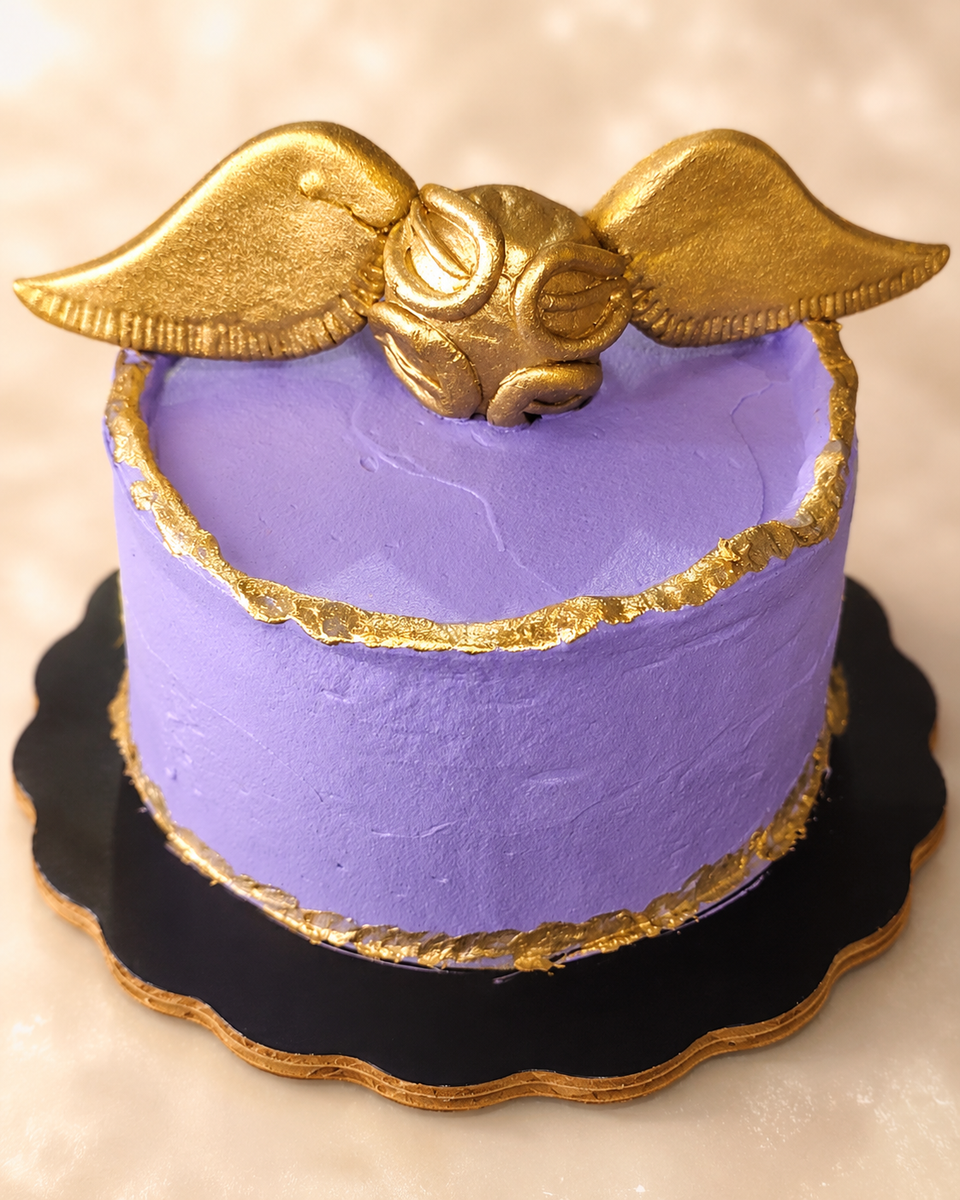 Pastel lila con detalles dorados